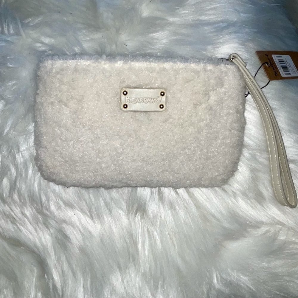 🆕 bear Paw sherpa wristlet